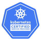 Logo des Kubernetes Certified Service Provider mit weißem Steuerrad auf blauem Achteck.