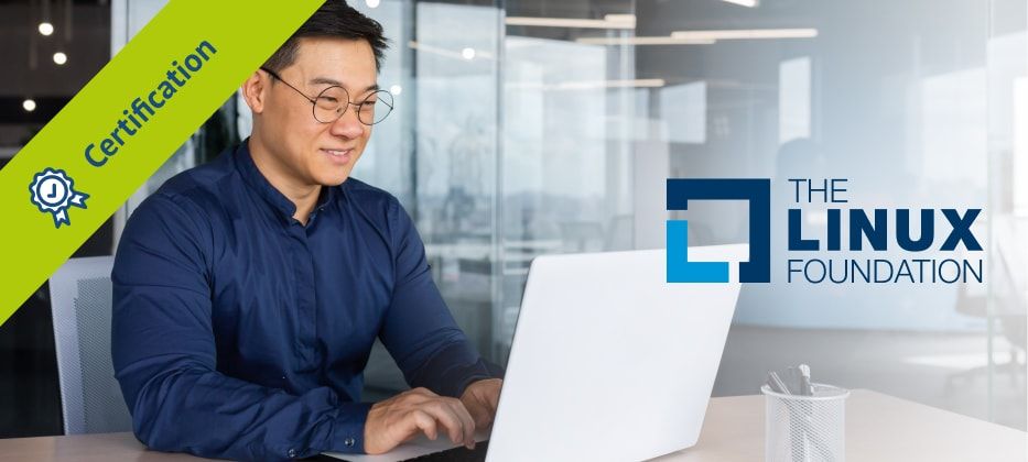 Lächelnder Mann mit Brille arbeitet an Zertifizierung vor Laptop, grüner Banner für Certification, Linux Foundation Logo.
