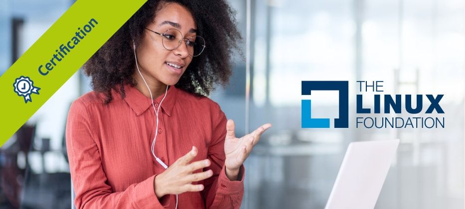 "Frau mit Kopfhörern in Online-Schulung zur Zertifizierung, grüner Banner für Certification, Logo der Linux Foundation."