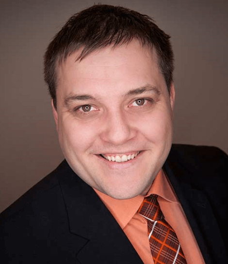 Professionelles Portrait von Andreas Stroppel, Geschäftsführer, lächelnd in Business-Kleidung.
