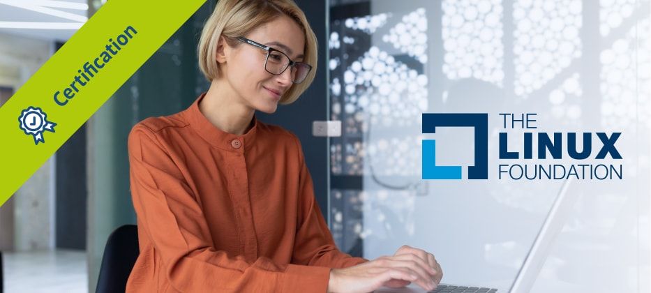 Frau mit Brille arbeitet konzentriert an Zertifizierung vor Laptop, grüner Banner für Certification, Linux Foundation Logo.