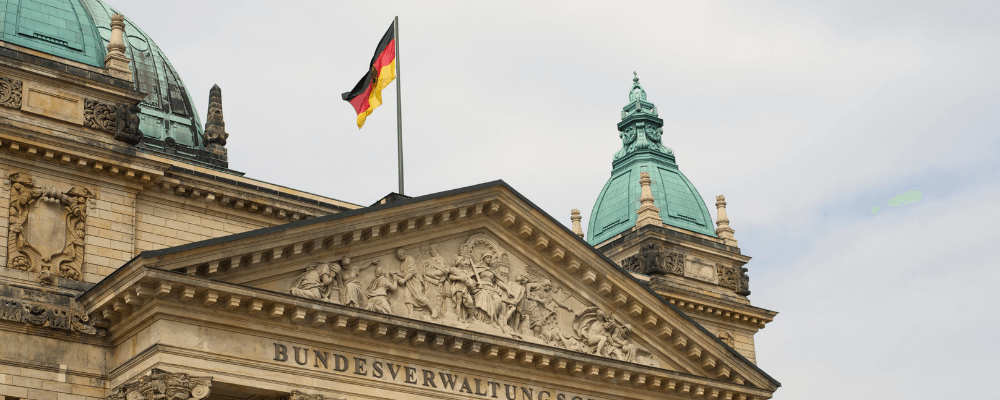 Historisches Gebäude des Bundesverwaltungsgerichts in Leipzig mit wehender deutscher Flagge.