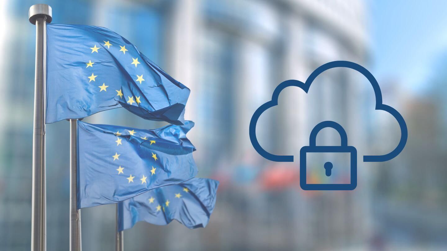 Europäische Flaggen wehen vor einem modernen Gebäude, daneben ein Symbol für Cloud-Sicherheit mit einem Schloss.