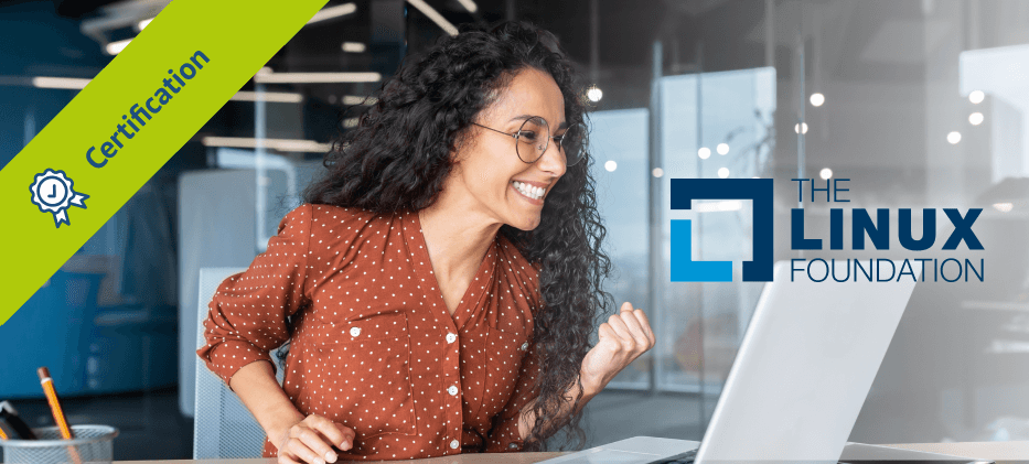"Frau freut sich über Zertifizierung der Linux Foundation vor Laptop, mit grünem Banner für Certification."