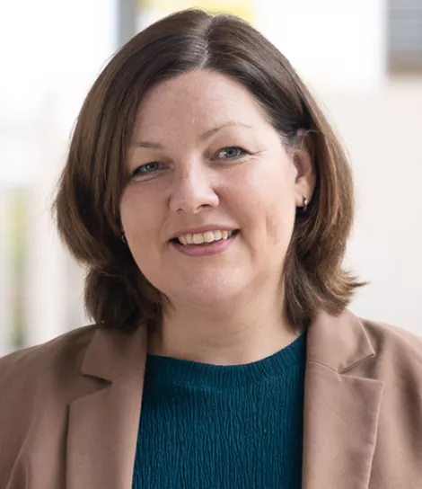 Professionelles Portrait von Susanne Schmidt, Geschäftsführerin, lächelnd in Business-Kleidung.