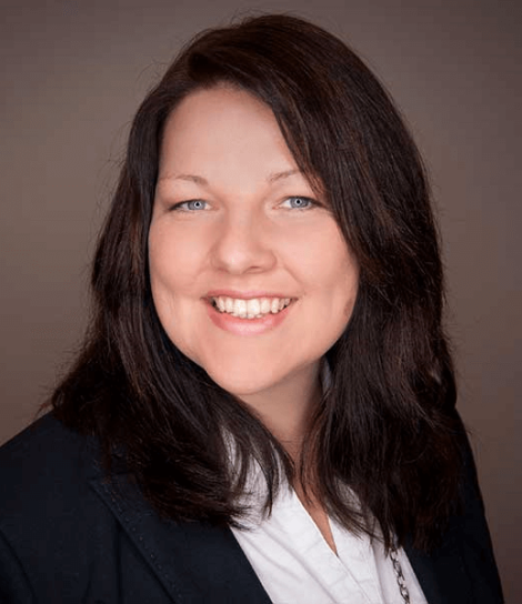 Professionelles Portrait von Susanne Schmidt, Geschäftsführerin, lächelnd in Business-Kleidung.