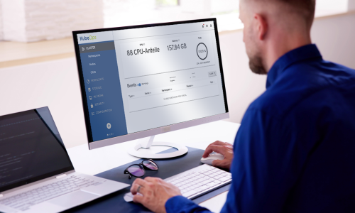 Man mit PC vor sich. Auf dem Bildschirm ist das KubeOps Dashboard zu sehen.