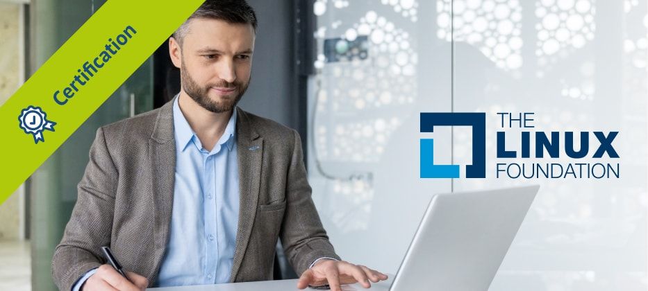 Mann im Anzug arbeitet konzentriert an Zertifizierung vor Laptop, grüner Banner für Certification, Linux Foundation Logo.